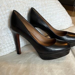 Elie Tahari Eleanor Pump Black/Acorn. 💯 Leather Material.